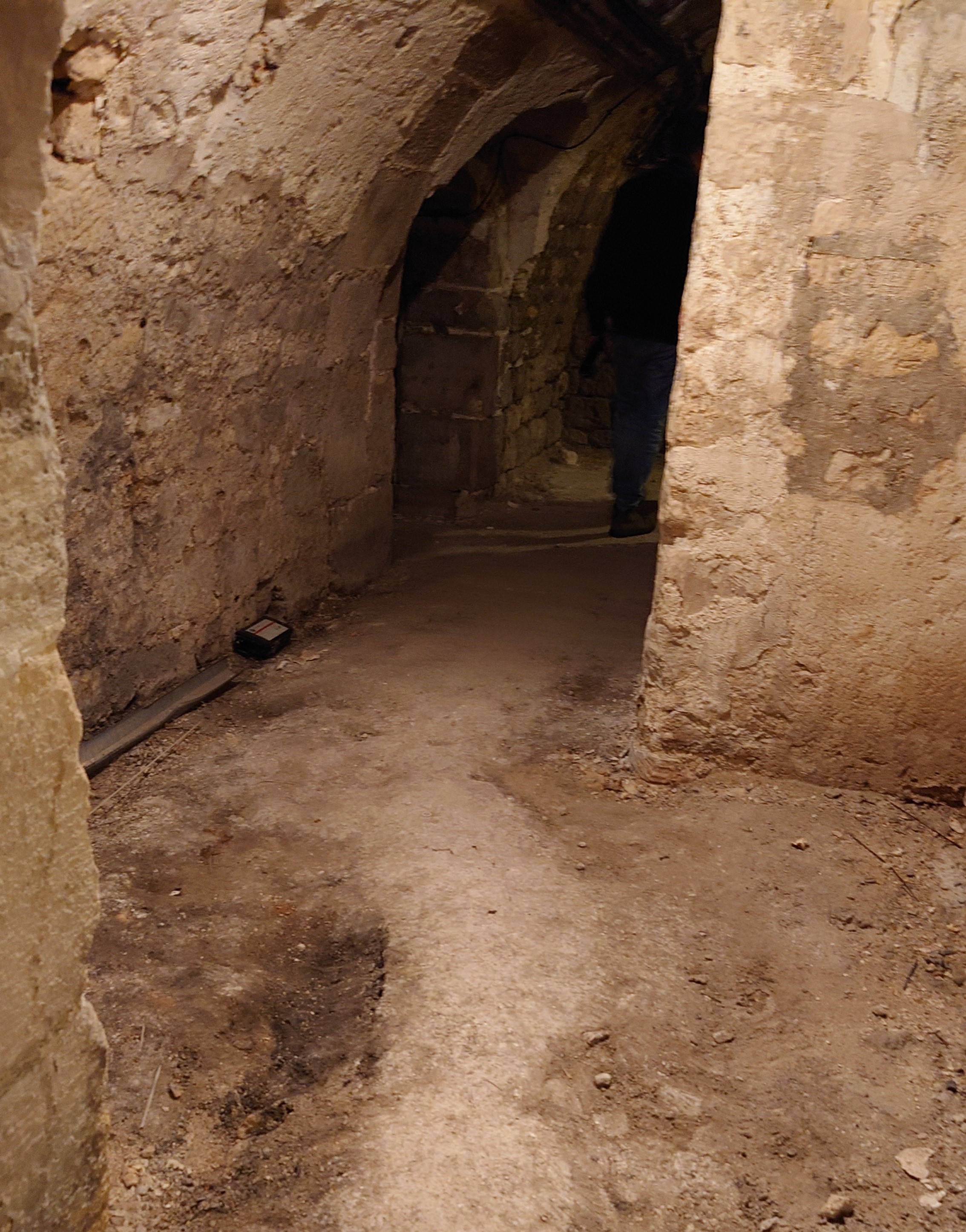 Cave VOURZEL, avec voûtes anciennes en pierre et passage en sous-sol